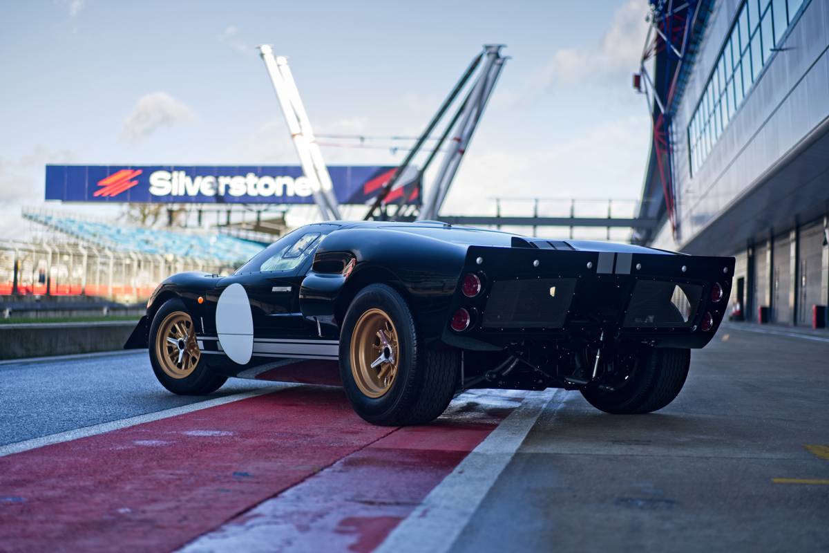 Everrati electrified Superformance GT40 named Racing Legend of the Year at GQ Awards