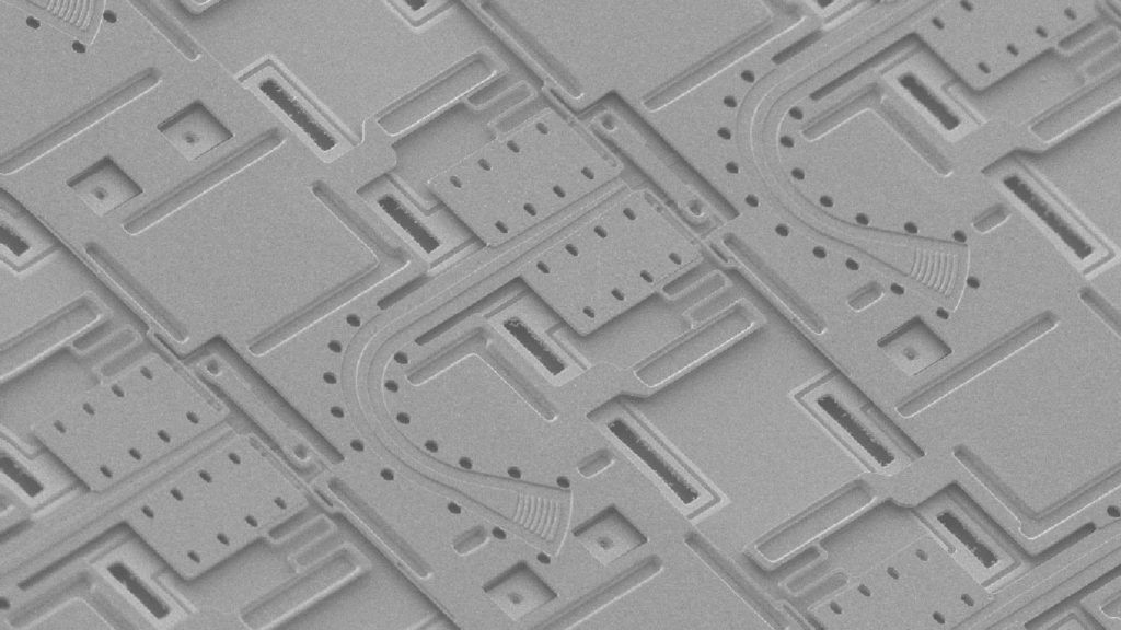 Scanning electron micrograph of the LiDAR chip showing the grating antennas. Image by Kyungmok Kwon, UC Berkeley