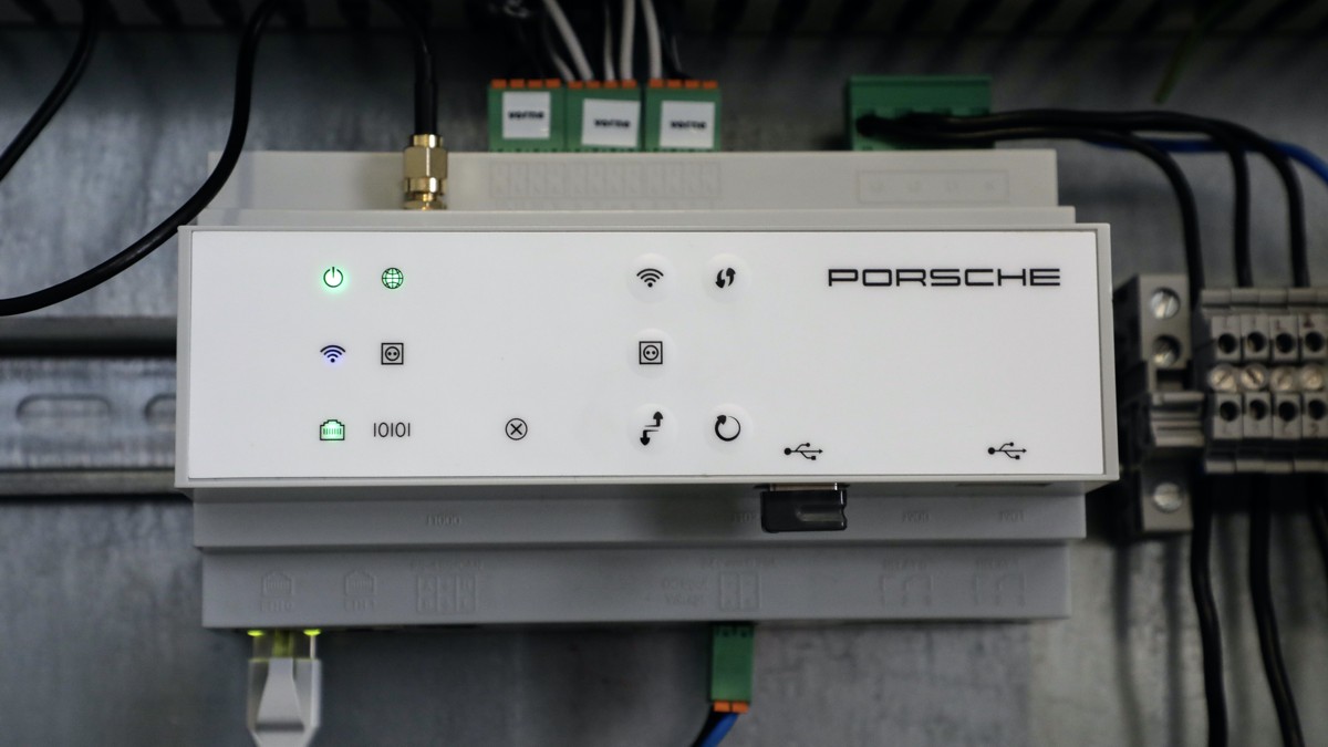 The Porsche Home Energy Manager monitors energy and power consumption. It protects the house connection from overload ("blackout protection") and enables the use of smart charging functions.